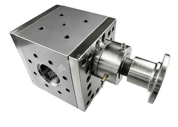 Why are bubbles continuously appearing at the outlet of the melt gear metering pump?